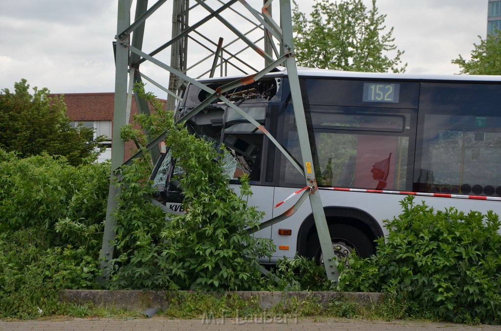 Schwerer Bus Unfall Koeln Porz Gremberghoven Neuenhofstr P194.JPG - Miklos Laubert